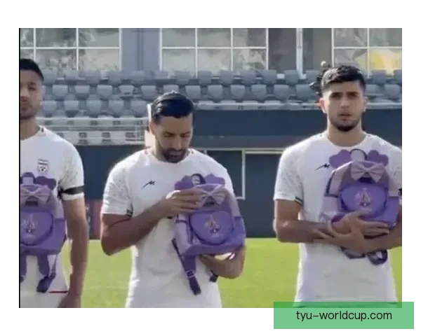 伊朗男足含泪悼空袭遇难学生